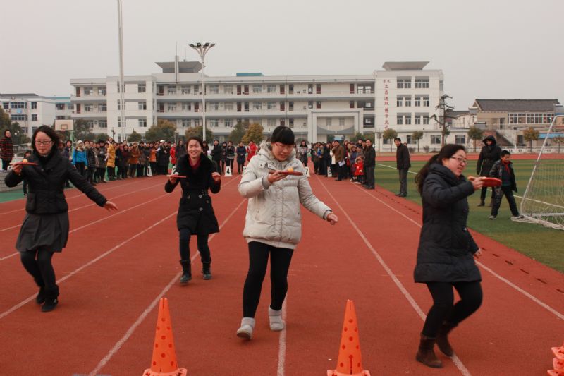 我校舉辦“魅力女性?快樂巾幗”趣味運動會