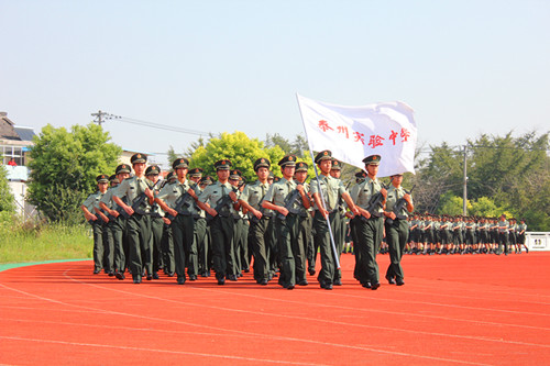 我校軍訓(xùn)方陣向全校師生匯報訓(xùn)練成果