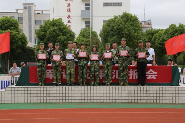 我校隆重舉行2018級高一新生軍訓(xùn)匯報會