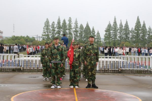 泰州實(shí)驗(yàn)中學(xué)舉行慶祝中國(guó)人民解放軍海軍暨渡江戰(zhàn)役70周年升國(guó)旗儀式