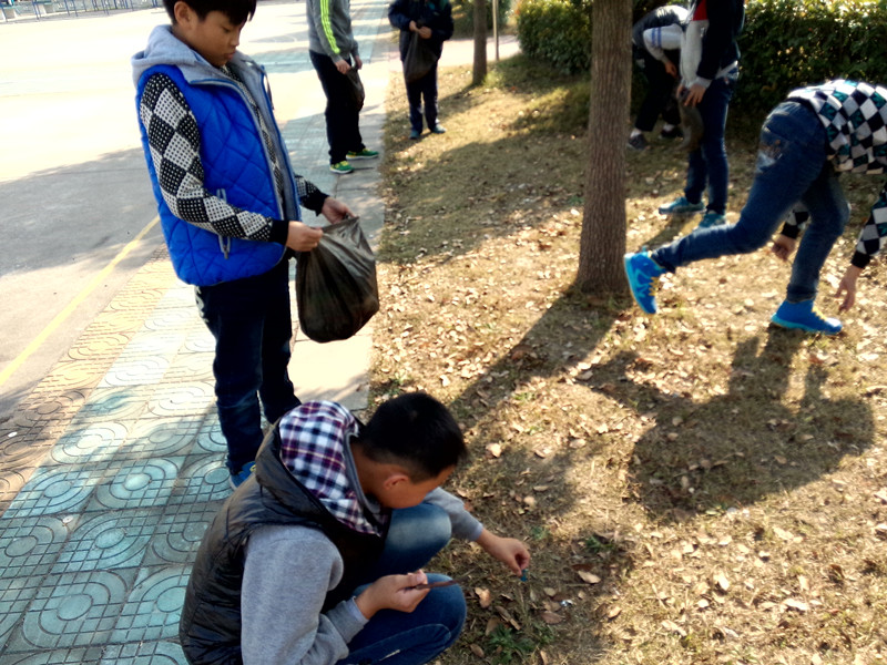 3月12日青年志愿者創(chuàng)綠色校園，樹(shù)文明新風(fēng)